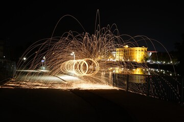 Experimente mit Feuer und Licht im Dunkeln