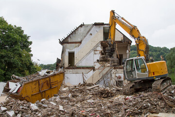 Hausabbruch mit Bagger