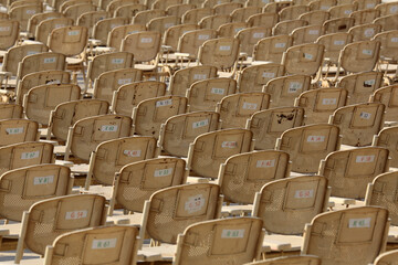 Fototapeta premium Zahlreiche Stühle im Open-Air-Theater (Tribüne)