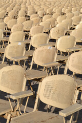 Zahlreiche Stühle im Open-Air-Theater (Tribüne)