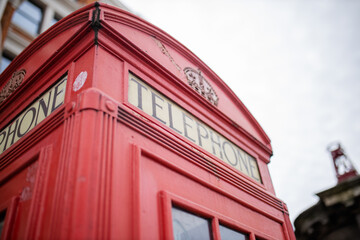 Obraz premium Close up of the top of a London telephone booth with a bright sky over it
