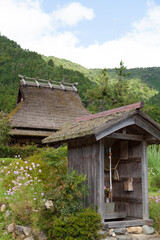 地蔵小屋と茅葺き屋根