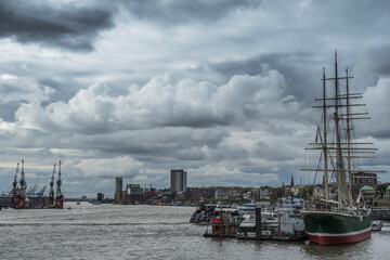 Fototapeta na wymiar Stormy day in the harbor of Hamburg.