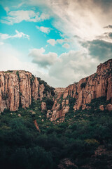 MONTA&Ntilde;AS EN CIELO AZUL 