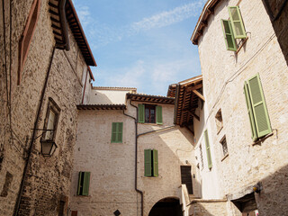 Rincones de paisaje urbano de la ciudad de Spoleto, con fachadas y flores, en Italia, verano de 2019.