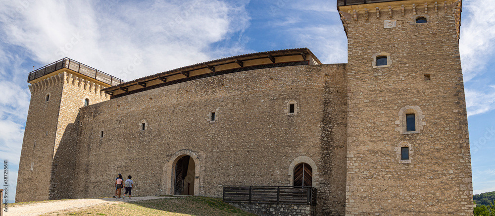 Wall mural vistas de dos de las torres en la fachada del castillo de la ciudad de spoleto, italia, verano de 20