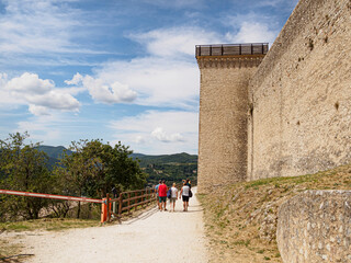 Vistas de la muralla y una torre del castillo de Spoleto, Italia, verano de 2019.