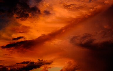 Cielo rojo con nubes al atardecer 