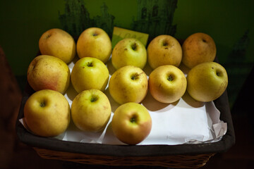 Manzanas golden en una cesta en el mercado