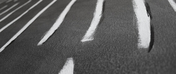 Pittore che Disegna sul muro di casa per divertimento e passione