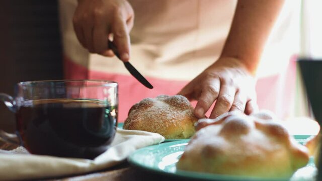 Panadera azucarando pan de muerto festividad religiosa dia de muertos