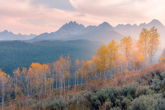Sawtooth mountains of Idaho in the fall in the evening light.