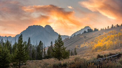 Sawtooth mountains of Idaho in the fall in the evening light.