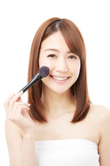 Fototapeta premium 女性 フェイスブラシ メイクアップ