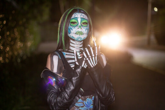 Mujer maquillada como catrina en bosque y lago.