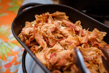 Bacon servido no buffet de feijoada