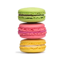 Fotobehang Macarons Gele, roze en groene macaronkoekjes die op witte achtergrond worden geïsoleerd