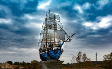 Monument to the ship barcalon against the backdrop of a gloomy dark sky © Anton