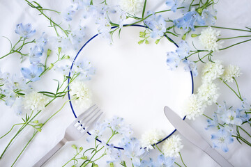 花の招待状　白いお皿の背景素材