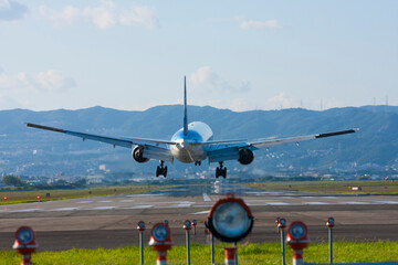 着陸する旅客機