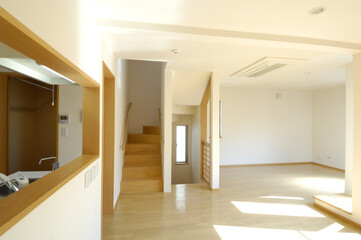 新築住宅のリビングと階段