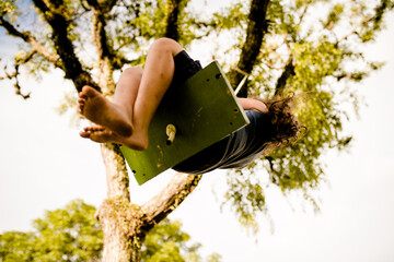 Crian&ccedil;a brincando no balan&ccedil;o