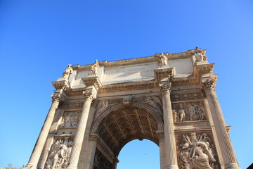 Fototapeta na wymiar マルセイユの凱旋門（エクス門）