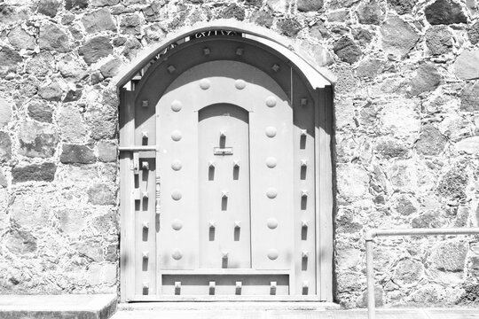hermoso porton de metal foto en blanco y negro 