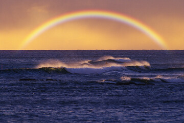 Fototapeta na wymiar 波と虹