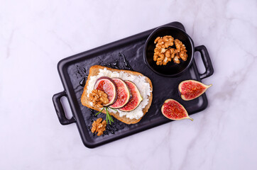 Sandwich with white cream, figs and honey