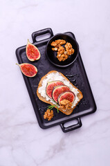 Sandwich with white cream, figs and honey