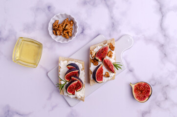 Obraz na płótnie Canvas Sandwich with white cream, figs and honey