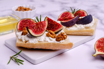Sandwich with white cream, figs and honey