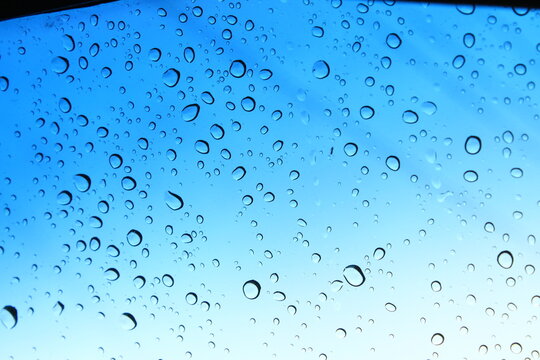 gotas de lluvia en el parabrisas del carro 