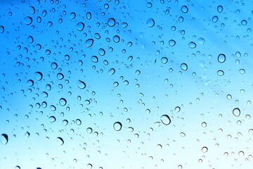 gotas de lluvia en el parabrisas del carro 