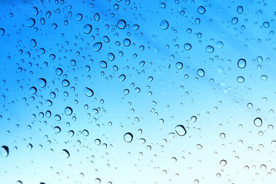 gotas de lluvia en el parabrisas del carro 