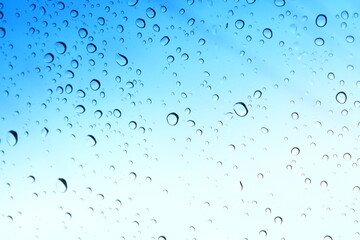 gotas de lluvia en el parabrisas del carro 