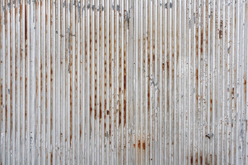 縞模様の傷んだトタンの壁