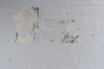 張り紙跡のあるコンクリートの壁
