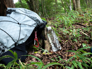 登山中水分補給のためにザックをおろして休憩している風景