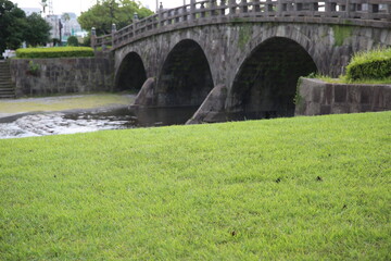 Fototapeta na wymiar 緑の芝生と石橋