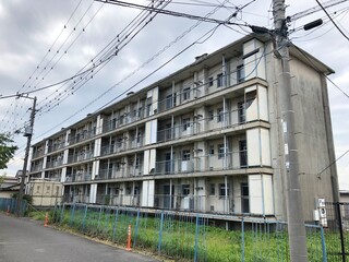 Fototapeta na wymiar A dilapidated housing complex in Ichikawa City, Chiba Prefecture, Japan.