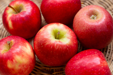 Fototapeta na wymiar Juicy red apples in a basket