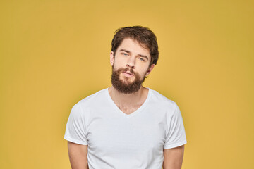 Obraz premium Bearded man on emotions white t-shirt fun lifestyle yellow background