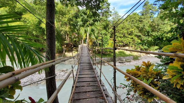 Puente colgante en la provincia Paraiso Brahona en Republica Dominicana 