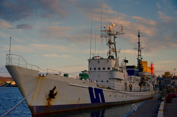 巡視船と夕暮れ時