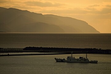 夕陽のなかの巡視船