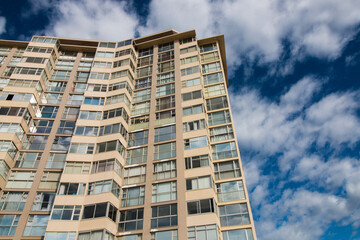 Fototapeta premium Tall Imposing Building Against Cloudy Blue Sky