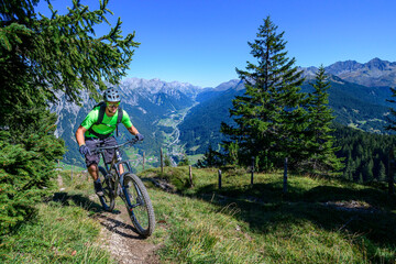 Fototapeta premium Unterwegs mit dem Mountainbike im Montafon mit Ausblick auf das Klostertal zum Arlberg hin