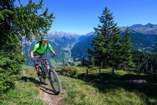 Unterwegs mit dem Mountainbike im Montafon mit Ausblick auf das Klostertal zum Arlberg hin © ARochau
